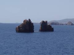 Скалы Paros в которые врезался паром (фото: Wikimedia Commons/Templar52)
