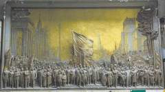 Горельеф Евгения Вучетича «Советскому народу, знаменосцу мира – слава!» (1954 год), находившийся на протяжении 40 лет за фальш-стеной павильона № 1 «Центральный»