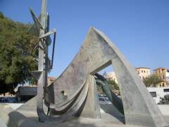Памятник погибшим на Ираклионе в Хании
(фото: ru.wikipedia.org/Martin Belam)