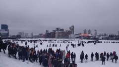 Люди выходят на лед во время протестов в Екатеринбурге