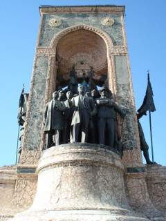 Памятник на площади Таксим Правее Ататюрка – Ворошилов и Аралов
(фото: Wikimedia Commons/	KIZILSUNGUR)
