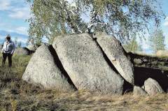 В районе менгиров «каменные люди» меняют свою форму и образуют ровные промежутки между собой