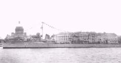 Эсминец Опытный проекта 45 в Ленинграде на Неве
(фото: war-book.ru)