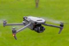 Один из лучших потребительских дронов – квадрокоптер DJI Mavic 3. 
(Скриншот: techcrunch.com/2021/11/04/dji-mavic-3-best-drone-price-msrp-2199)