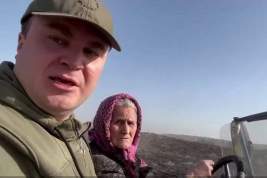 81-летняя бабушка прокатила врио губернатора Омской области Хоценко по сгоревшей деревне и отказалась ее покидать