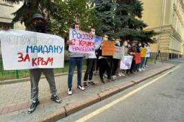 Акция в поддержку Крыма прошла у здания посольства Украины в Москве