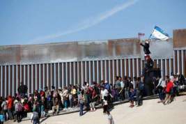 Американские силовики применили резиновые пули против мигрантов на границе с Мексикой