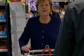 Ангелу Меркель заметили в супермаркете с вином и туалетной бумагой