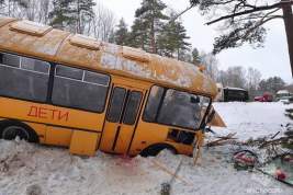 Автобус с детьми попал в аварию в Псковской области: выехавшая на место ДТП скорая помощь тоже улетела в кювет