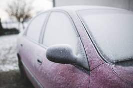 Автовладельцам напомнили о важном правиле перед выездом на мороз