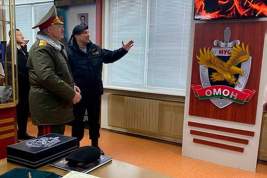 Белорусские омоновцы вручили Лукашенко черный берет