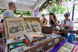 Бижутерия, открытки и фарфор: что можно найти на винтажном рынке «Лета в Москве»