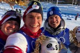 Большунов сломал пьедестал почёта после победной гонки на Олимпиаде в Пекине