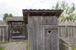Бывший в употреблении деревянный туалет выставили на торги за долги в Белоруссии