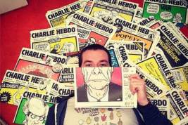 Charlie Hebdo в преддверии выборов изобразил Макрона в виде презерватива