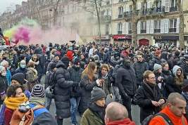 В Париже на протестах против пенсионной реформы задержали 171 человека
