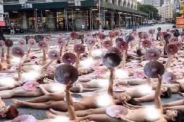 Десятки голых людей вышли на улицы Нью-Йорка с требованием освободить соски