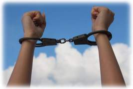 Девушку арестовали на пять суток за радужные серьги