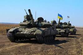 Два железнодорожных состава с танками и броневиками проследовали Запорожье и движутся к Луганску и Донецку