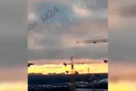 Дымящийся самолёт над Москвой успели запечатлеть на видео