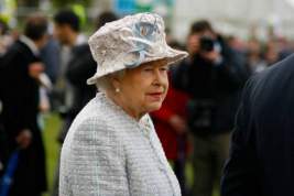 Елизавета II подверглась критике за появление на публике без маски
