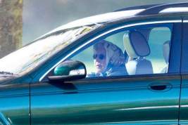 95-летнюю Елизавету II вновь заметили за рулем Jaguar