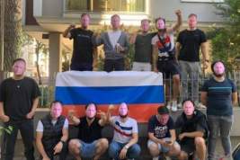 Фанаты «Фенербахче» пришли на матч против киевского «Динамо» в масках с лицом Путина и с российскими флагами