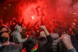 Фанаты «Манчестер Юнайтед» устроили беспорядки из-за конфликта с владельцами клуба и сорвали матч с «Ливерпулем»