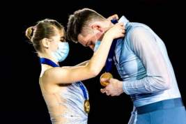 Фигуристы-парники Анастасия Мишина и Александр Галлямов стали вторыми на командном турнире на Олимпиаде в Пекине