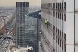 Французский «человек-паук» забрался на 152-метровый небоскреб и оказался в полицейском участке