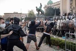Глава Минобороны Сербии назвал протесты в Белграде попыткой госпереворота