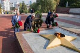Глава МВД РФ Владимир Колокольцев возложил цветы к Вечному огню мемориального комплекса в Сочи