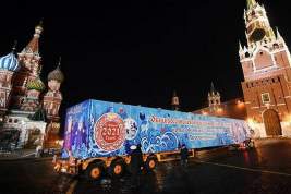 Главную новогоднюю ель России привезли в Кремль