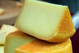 Голландский сыр «Сыробогатов», «Сырная долина», «Навруз», «Чабан» проверили на наличие пальмового жира и антибиотиков