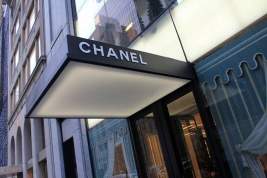 Грабители протаранили бутик Chanel в Париже и похитили брендовые сумки
