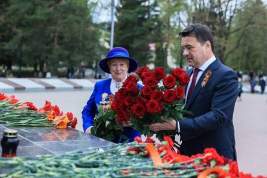 Губернатор Подмосковья с блокадницей Альвиной Борисовой возложил цветы у мемориала «Воинам-сибирякам» под Истрой