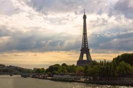 Иностранные туристы принялись отменять бронирования в Париже из-за беспорядков