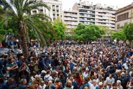 Испанская полиция силой выводит жителей Каталонии с избирательных участков
