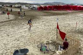 Из-за сильных дождей более 70 тысяч человек заблокированы в пустыне Невады после фестиваля Burning Man