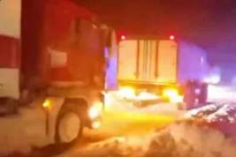 Из-за снежного коллапса на трассе «Дон» в Ростовской области застряли тысячи автомобилей