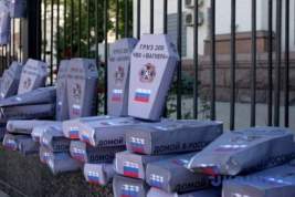 У посольства РФ в Киеве в знак протеста выложили картонные гробы