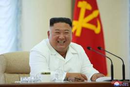 Ким Чен Ын впервые за три недели появился на публике, облачённый в необычный наряд