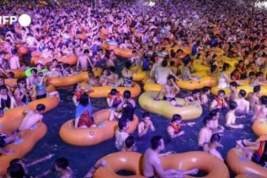 Китайские СМИ оправдали многотысячную пляжную вечеринку в Ухане
