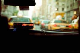 «Коммерсантъ»: Поездки на такси в России становятся выгоднее каршеринга