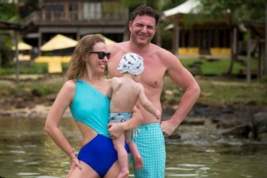 Ксения Собчак опубликовала семейное фото с отдыха в Таиланде и развеяла слухи о новой беременности