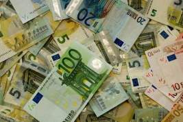 Курс евро к доллару рекордно снизился