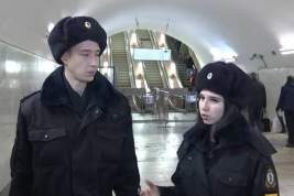 Курсанты, полицейские и медики помогли пассажирке московского метро, у которой случился сердечный приступ