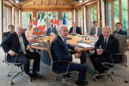 Лидеров G7 высмеяли за желание сфотографироваться круче Путина