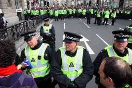 Лондонские студенты устроили потасовку с полицией