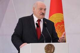 Лукашенко отказался пробовать подаренный ему первый белорусский коньяк